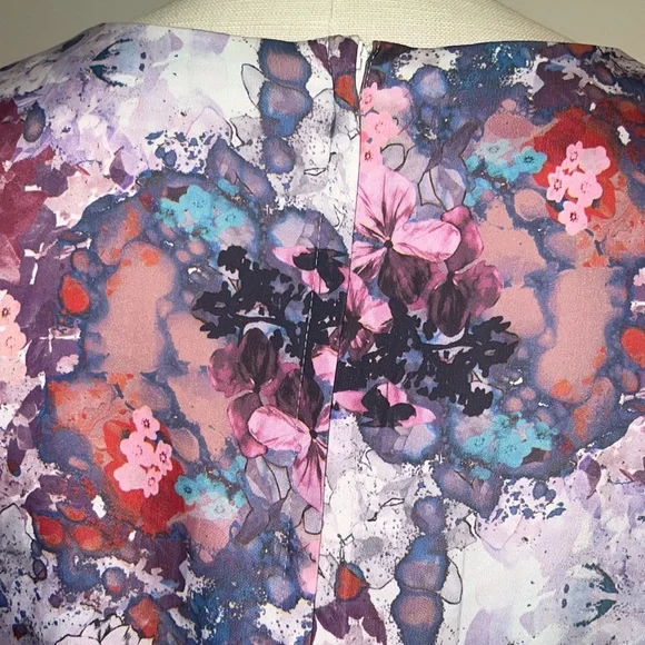 Beautiful Floral Blouse!🌸🍍🍍🍍 - Picture 4 of 8